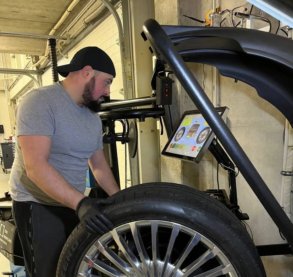 TYRE SERVICE FOR PASSENGER, OFF-ROAD AND COMMERCIAL VEHICLES