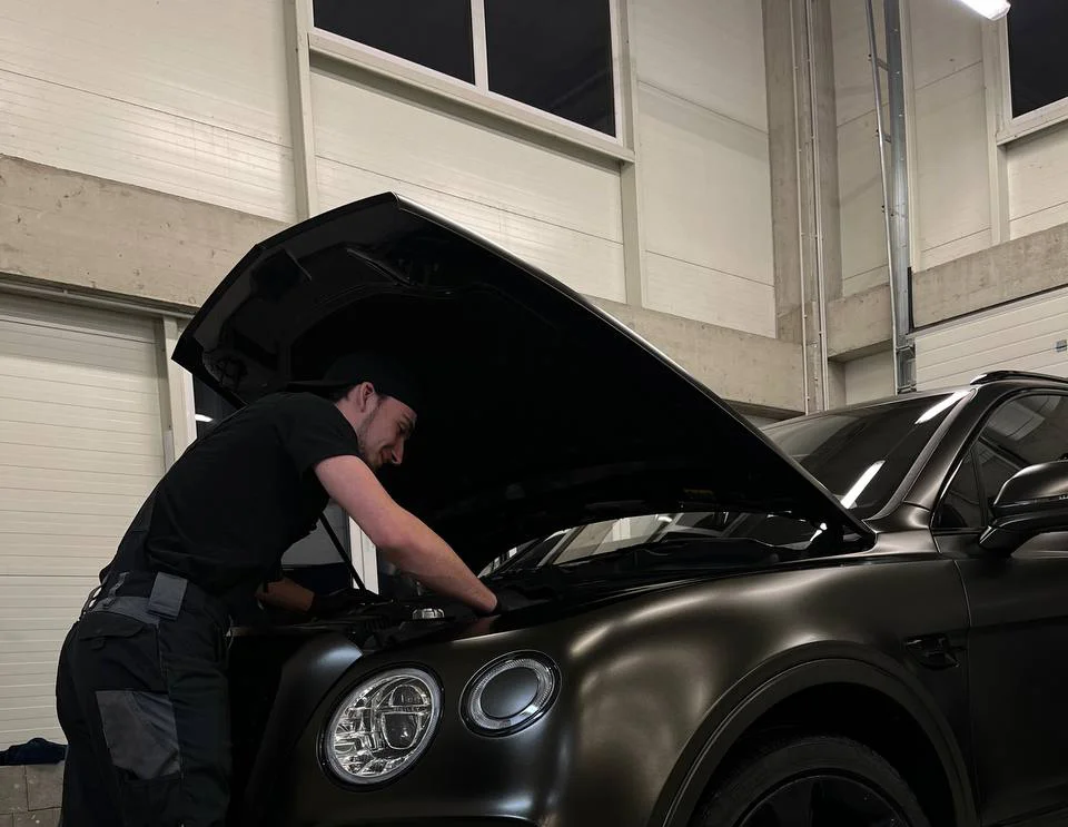 AIR CONDITIONING SERVICING, FILLING AND CLEANING